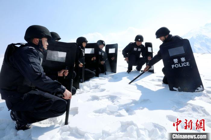 圖為扎西堅參與隊友在巡邏途中?！≡鲌詤⒐﹫D