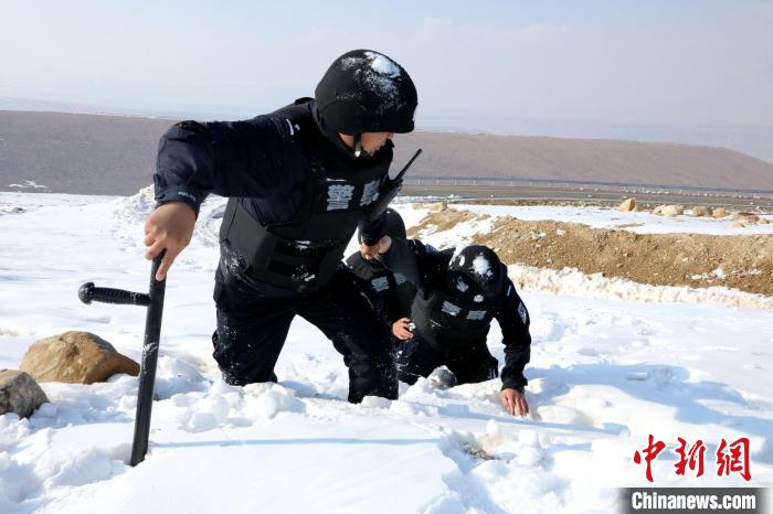 圖為扎西堅參與隊友在巡邏途中?！≡鲌詤⒐﹫D