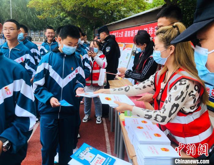 圖為西寧市法制宣傳進校園。　西寧市城西區(qū)供圖