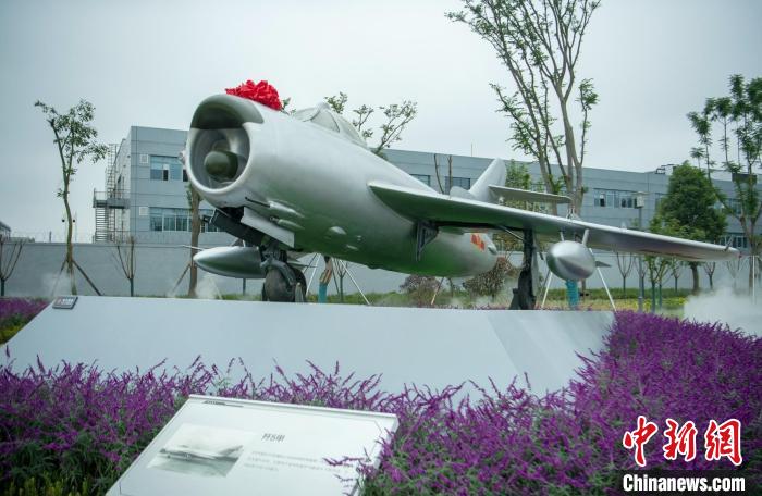 園林式戰(zhàn)斗機博物館內(nèi)展示的“殲5甲”飛機。　劉忠俊 攝