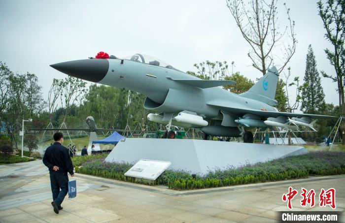 園林式戰斗機博物館內展示的“殲10C”飛機。　劉忠俊 攝