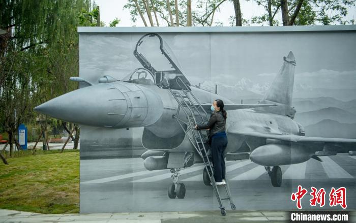 “猛龍出擊”互動墻前市民體驗登機場景。　劉忠俊 攝