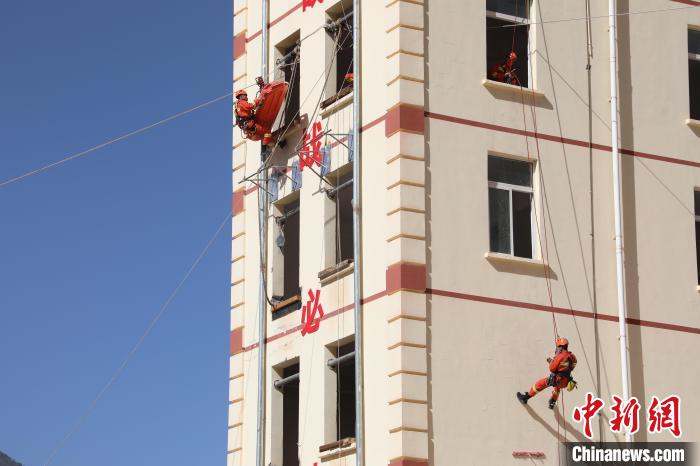 圖為消防指戰(zhàn)員進(jìn)行繩索救援演練?！≈炜旗?攝