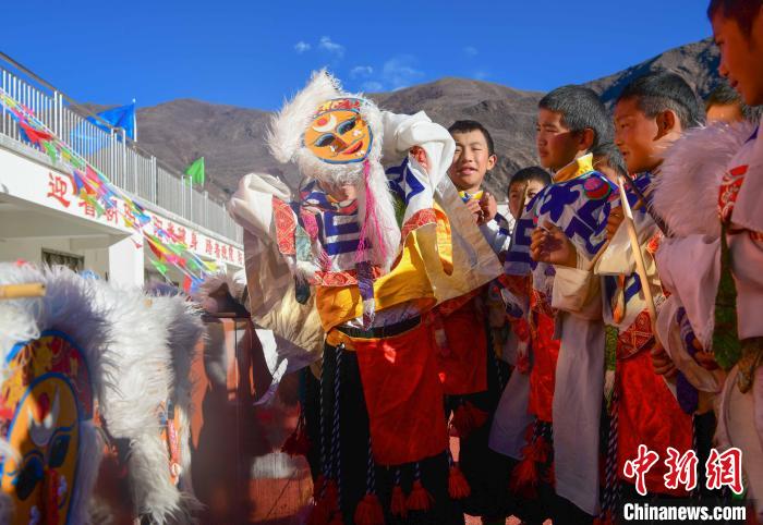 圖為加查縣安繞鎮小學學生在試穿藏戲面具。　貢嘎來松 攝