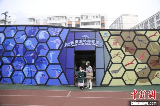 圖為西寧市第一中學(xué)濕地科普宣教館?！±罱瓕?攝