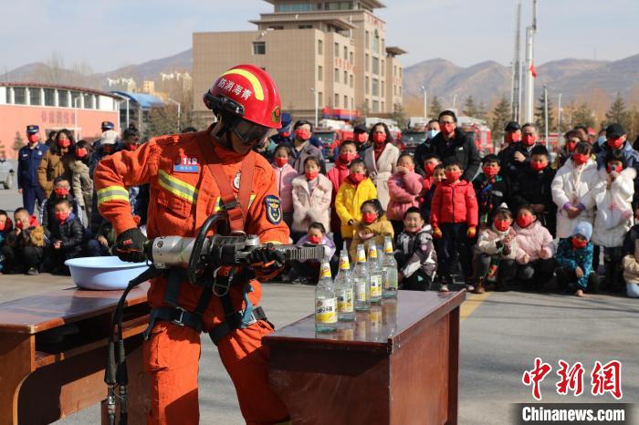 圖為消防救援人員技能展示。　楊龍建 攝