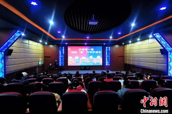 圖為小朋友們上消防安全知識教育課。　楊龍建 攝