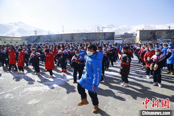 圖為學生跳起歡快的藏族舞蹈迎接新學期。　馬銘言 攝
