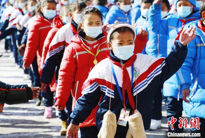 圖為學生跳起歡快的藏族舞蹈迎接新學期。　馬銘言 攝