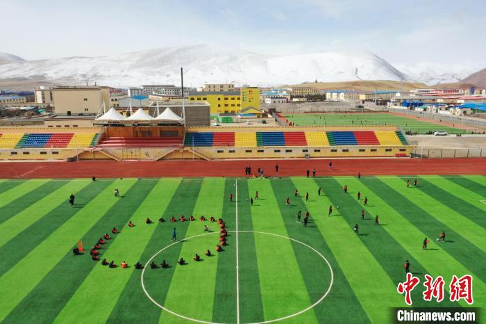 航拍曲麻萊縣足球場(chǎng)。 馬銘言 攝