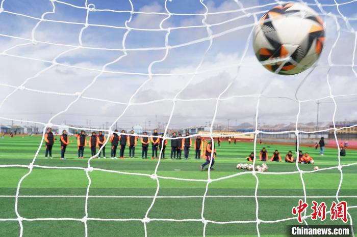 圖為孩子們進行射門訓練。　馬銘言 攝