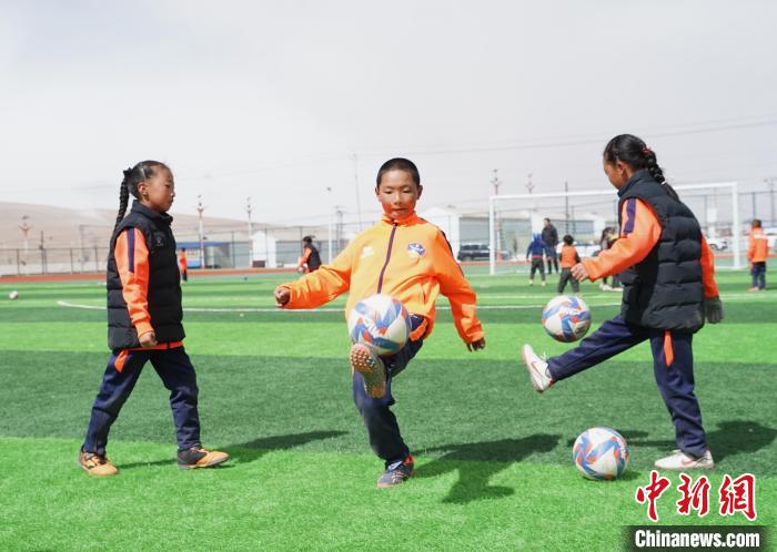 圖為孩子們進行顛球訓練。　馬銘言 攝