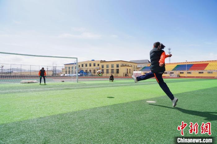 圖為一名女孩進行射門訓練。　馬銘言 攝