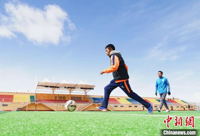 圖為一名男孩運球射門。　馬銘言 攝