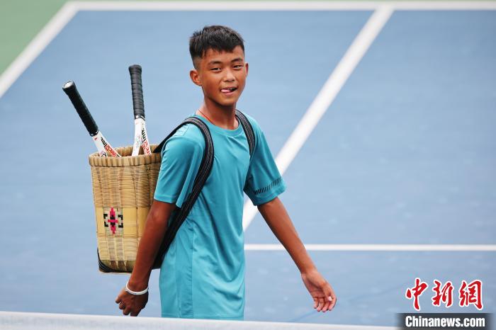 王發(fā)背著背簍在賽場(chǎng)上?！±罱ㄋ?攝