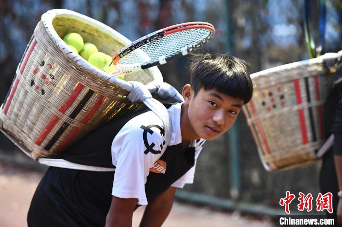 圖為“背簍少年”王發正在廊坊市體育館網球訓練中心進行訓練。　鄭晨子 攝