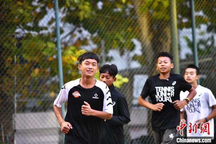 圖為王發和隊友們進行體能訓練。　鄭晨子 攝