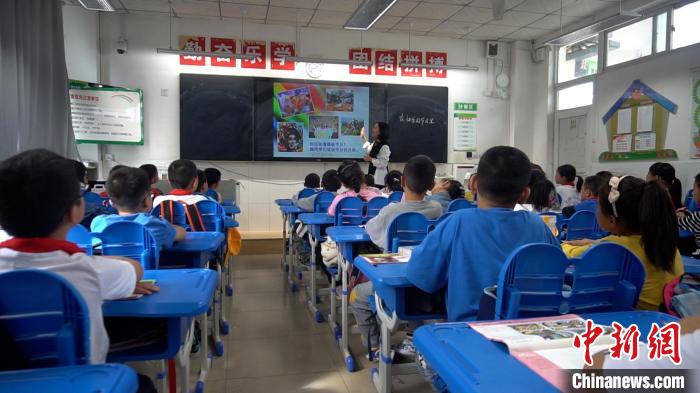 正在上課的學生。　唐啟浩 攝