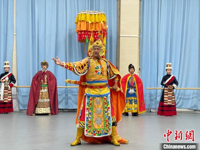 圖為格薩爾劇展演。　巷欠才讓 供圖