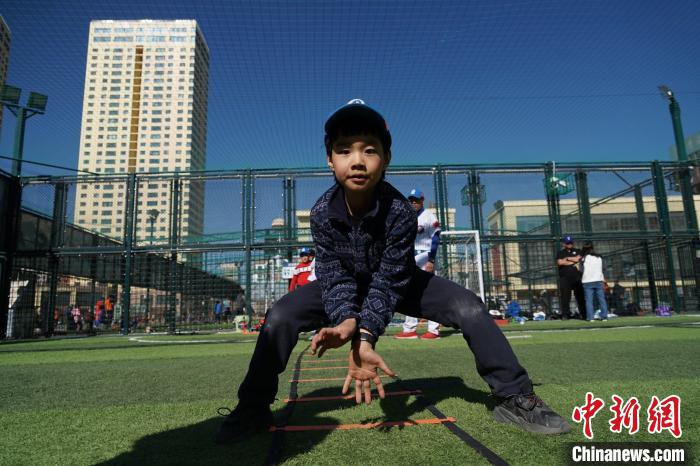 圖為小棒球手進行接球動作訓練?！●R銘言 攝