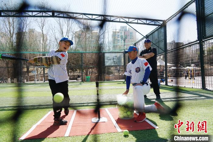 圖為教練指導小棒球手進行擊球訓練。　馬銘言 攝