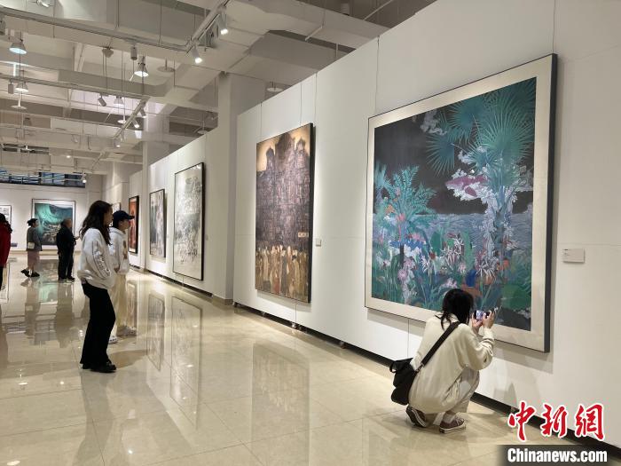 圖為全國青年教師中國畫學術邀請展吸引學生觀展。　鐘旖 攝