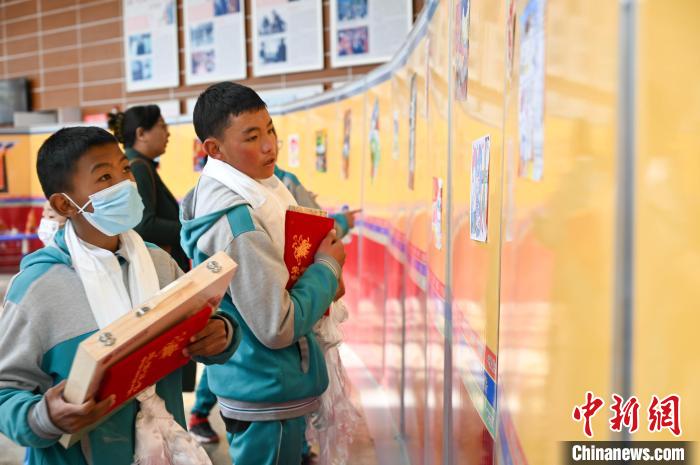 圖為學生參觀繪畫展。　趙朗 攝