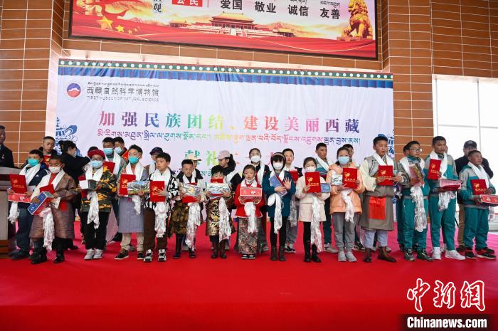 圖為部分獲獎學生合影?！≮w朗 攝