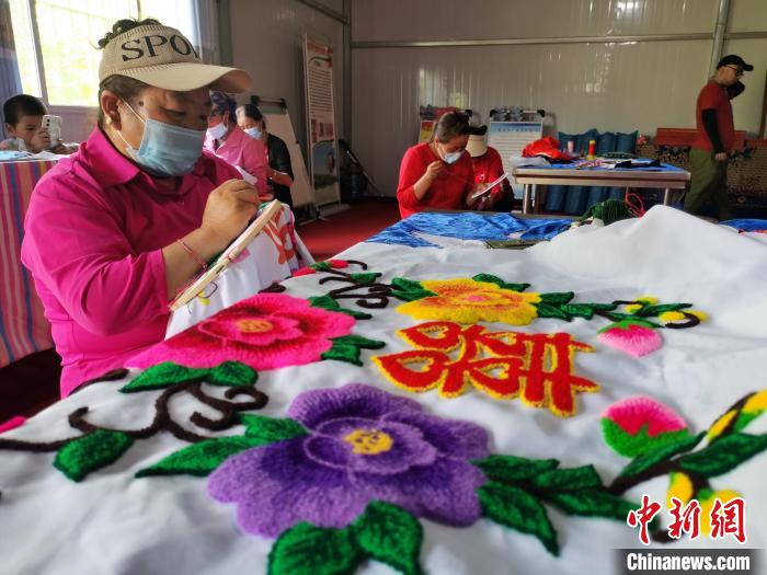 圖為婦女制作青繡。 張添福 攝