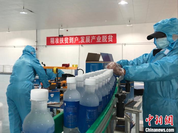 圖為阿里地區措勤縣某飲用水加工公司，該公司以“基地+公司+貧困民眾”為運營模式，帶動貧困民眾68戶232人。　謝牧 攝