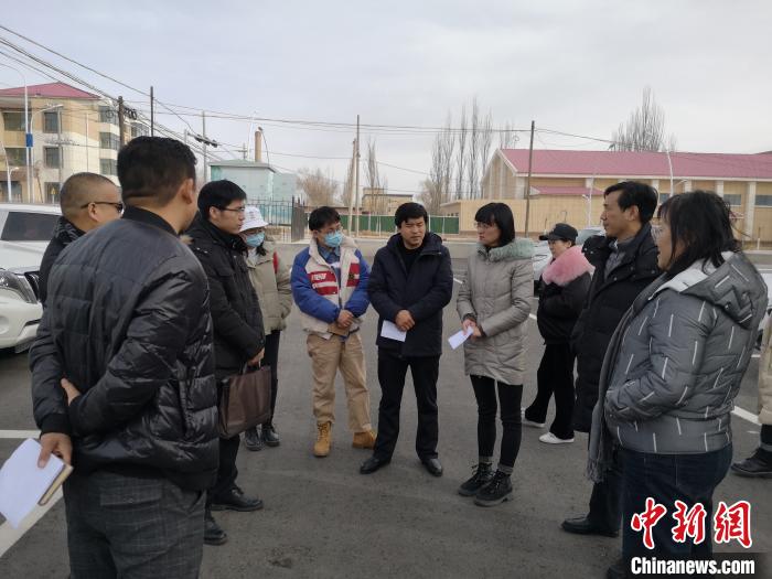 圖為青海大學(xué)工作人員正在現(xiàn)場考察該項目進行情況。　李江寧 攝