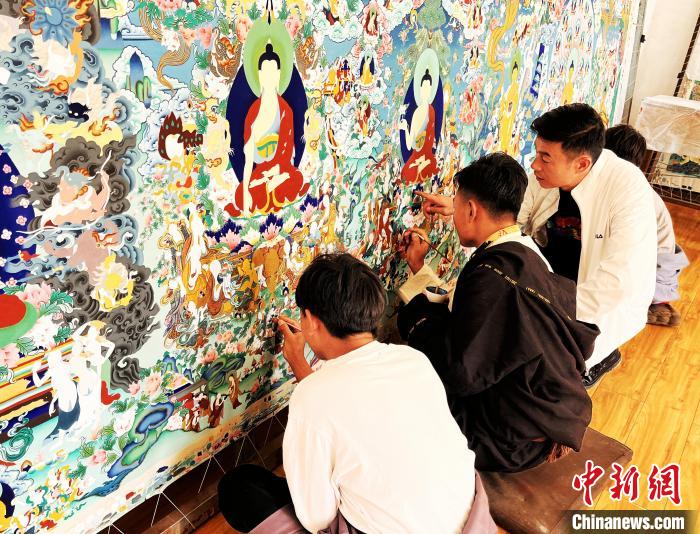 青海唐卡藝術小鎮：“勞模畫師”師帶徒，文化扶貧富一方