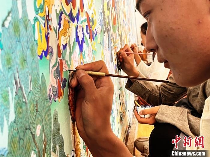 圖為畫師繪畫唐卡。　馬文莉 供圖