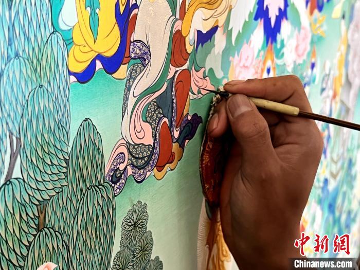 圖為畫師繪畫唐卡。　馬文莉 供圖