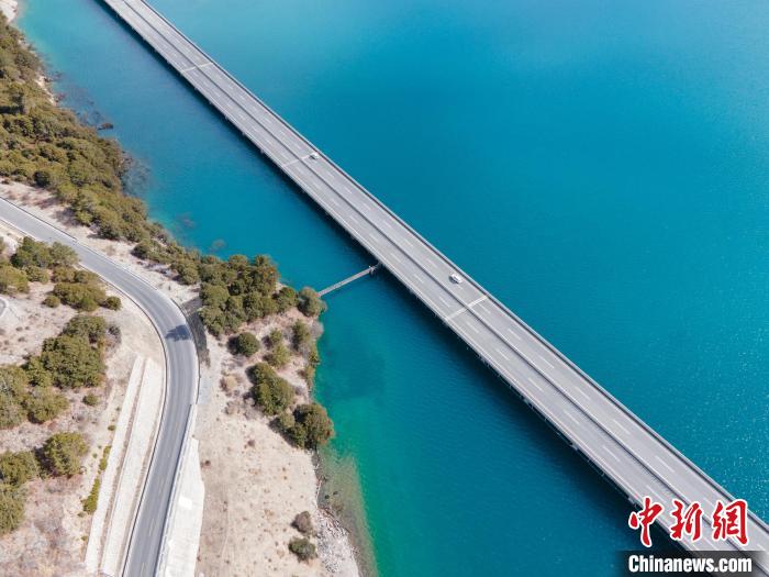 圖為西藏林拉高等級(jí)公路多布湖段風(fēng)光。　江飛波 攝