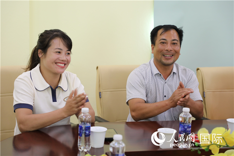 越南沙巴市黃連寄宿制民族小學老師阮氏秋姮、阮文享。人民網記者簡承淵攝