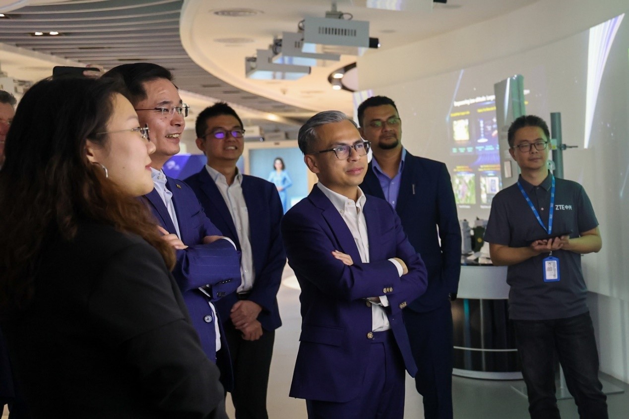 馬來西亞通訊部長法米·法茲（右三）在華訪問中國知名通信企業。（照片由馬來西亞通訊部提供） (1)