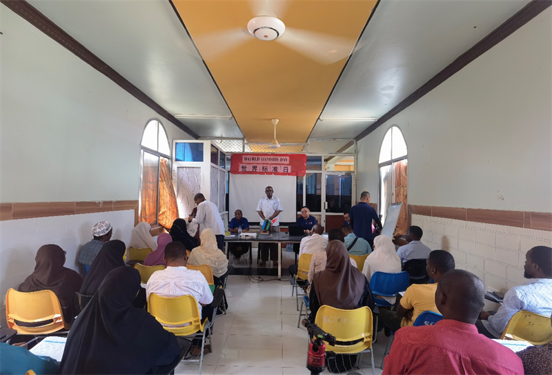 奔巴衛生署醫政處處長馬蘇德致辭。施亮攝（專家組供圖）