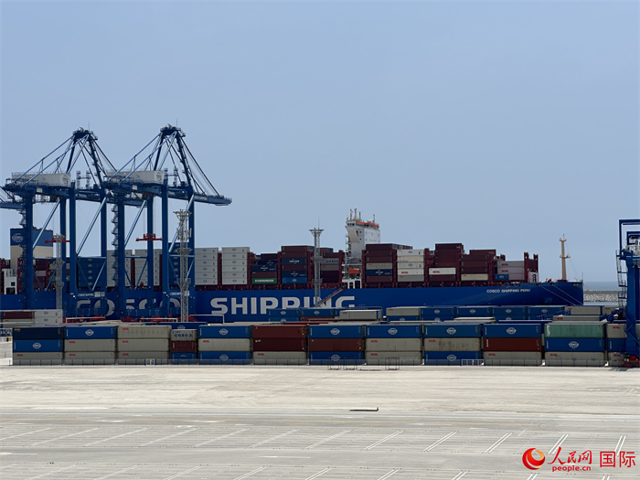 當(dāng)?shù)貢r間11月15日，秘魯錢凱港碼頭操作區(qū)現(xiàn)場。人民網(wǎng)記者 周雨攝
