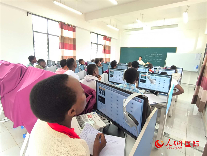 學(xué)生們?cè)谡n堂上認(rèn)真聽(tīng)講。人民網(wǎng)記者 黃培昭攝