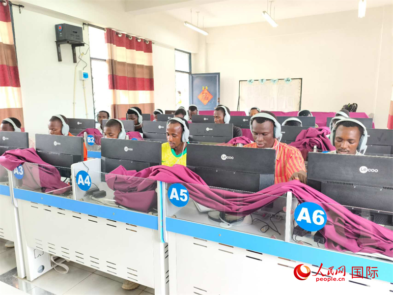 學(xué)生們正在上聽(tīng)力課。人民網(wǎng)記者 黃培昭攝