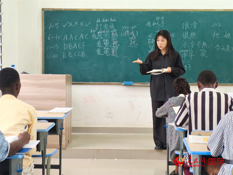 中國(guó)老師在給學(xué)生們講課。人民網(wǎng)記者 黃培昭攝