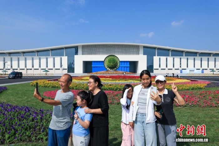 8月31日，天津，市民在2025年上海合作組織峰會主會場外自拍。當日，2025年上海合作組織峰會在天津舉行。<a target='_blank' href='/'><p  align=