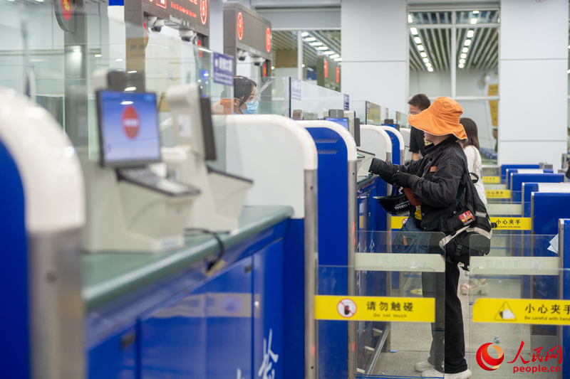 越南游客正在辦理入境手續。人民網記者 嚴立政攝