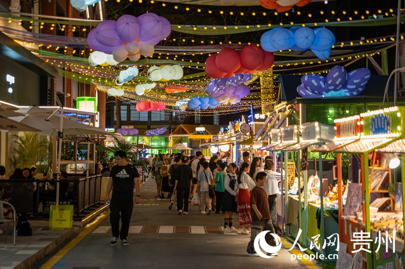 6月21日，貴陽新印廠霓虹閃爍，映照城市夜生活。人民網 陽茜攝