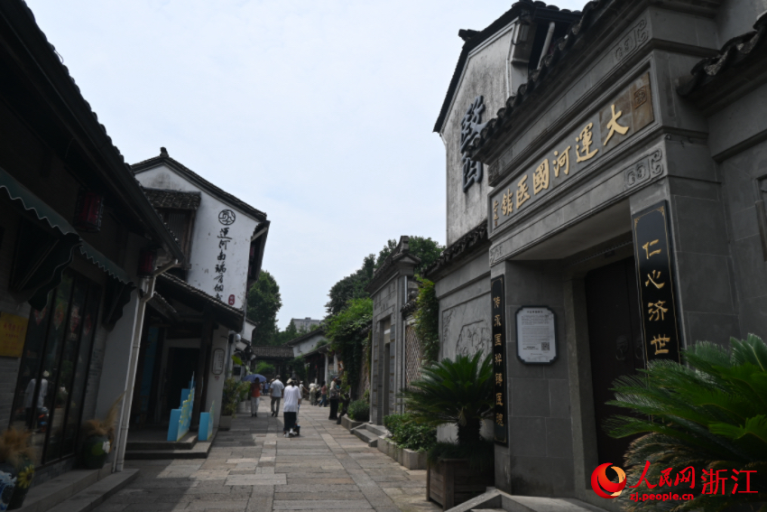 運(yùn)河邊的老建筑被完好保存下來(lái)。人民網(wǎng)記者 張麗瑋攝