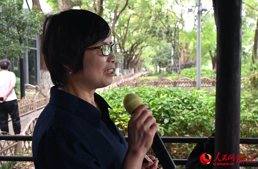 面向運(yùn)河，任國(guó)萍放聲歌唱。人民網(wǎng)記者 張麗瑋