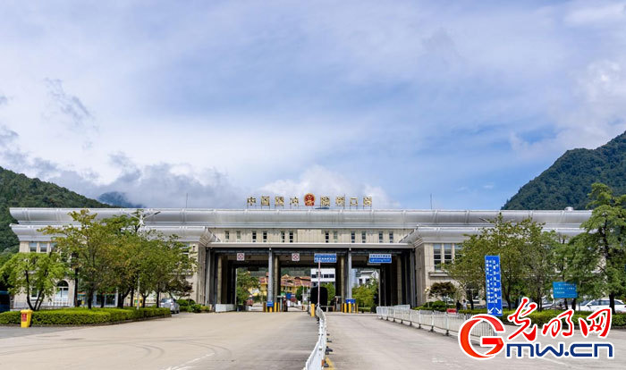 云南騰沖:小小“火塘會” 打通服務群眾“最后一公里”