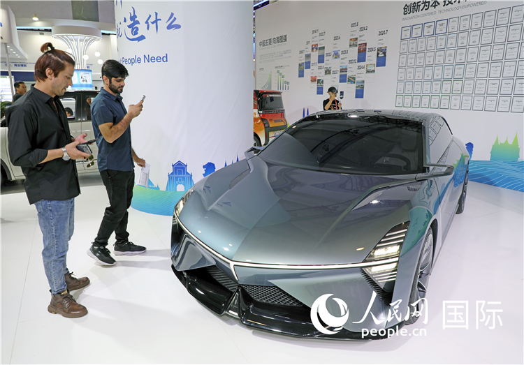 東博會上，上汽通用五菱展出的一款名為“東盟之光”的新能源概念車吸引參觀者駐足。人民網記者趙益普攝