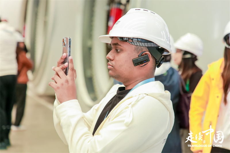 斐濟廣播公司記者尼基爾·庫馬爾（Nikhil Kumar）參觀運達風電裝備制造廠房。環(huán)球網(wǎng)供圖